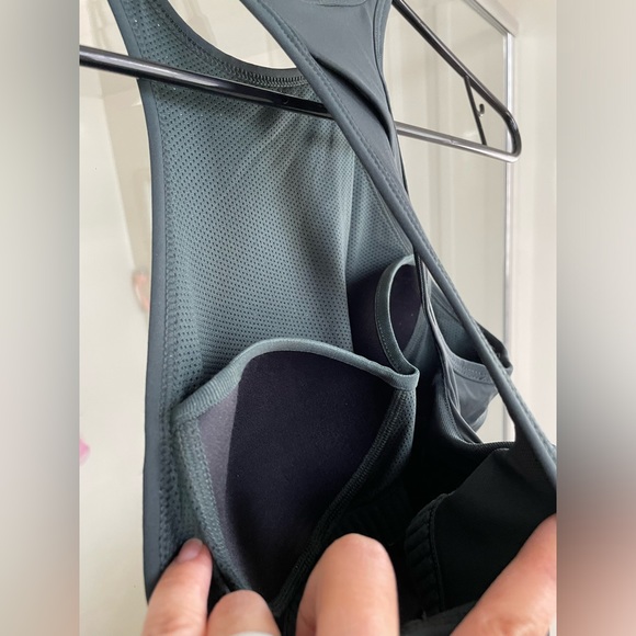 Nike Women's Racerback Tank with Built in Bra - Small - Picture 11 of 11